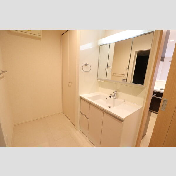 ジュスイ 洗髪洗面化粧台・洗濯機置き場