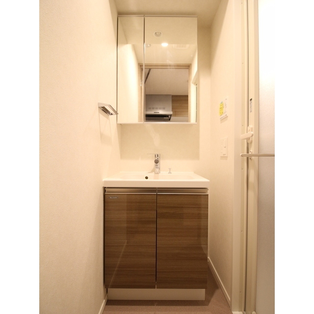 プレール・ドゥーク大山駅前 二面鏡洗面化粧台