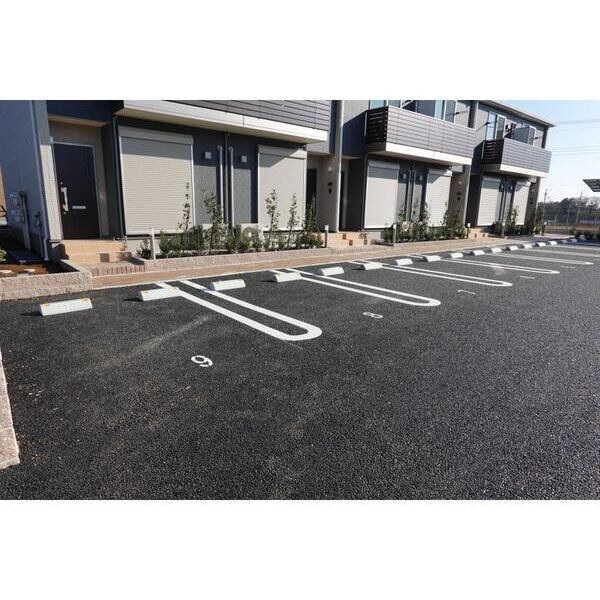 メゾン　ド　ラソ 駐車場