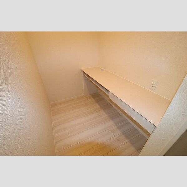 エミネンス105号室 ワークスペース