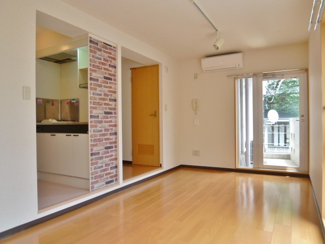 ジャスパー田無0202号室 防音フローリング。キッチン部分のアクセントがおしゃれです