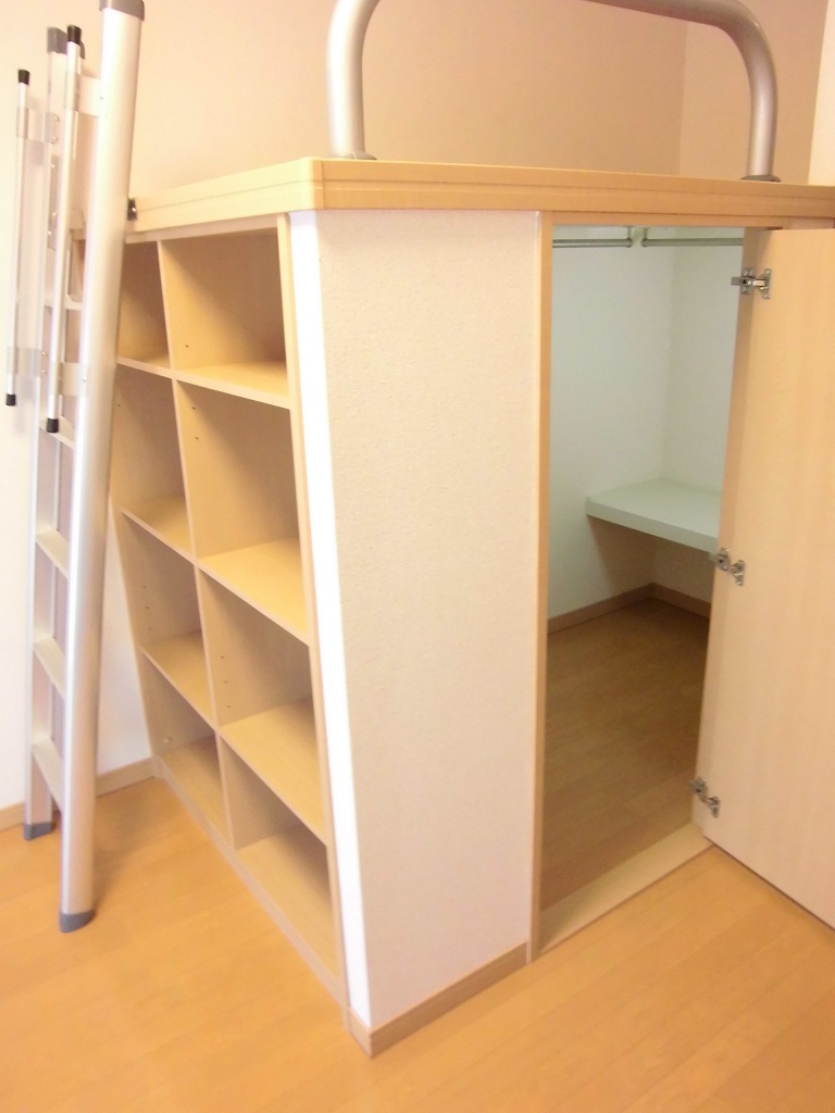 レオパレス角302号室 収納付きベッド