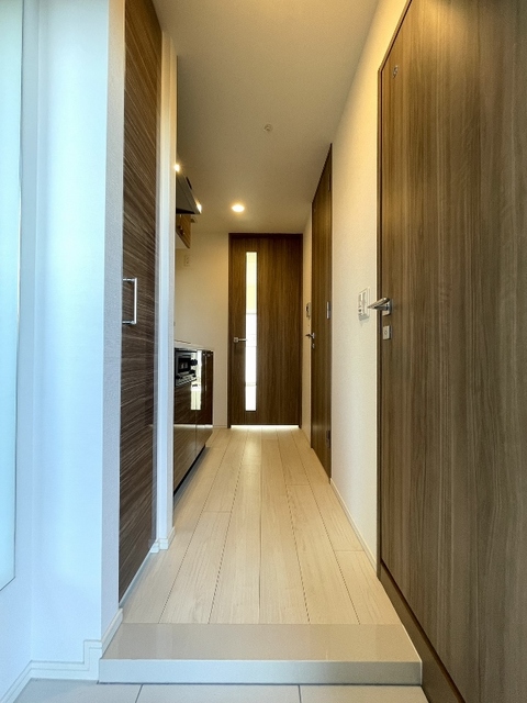 ガーラ・ステーション東神奈川10階 収納もある玄関です