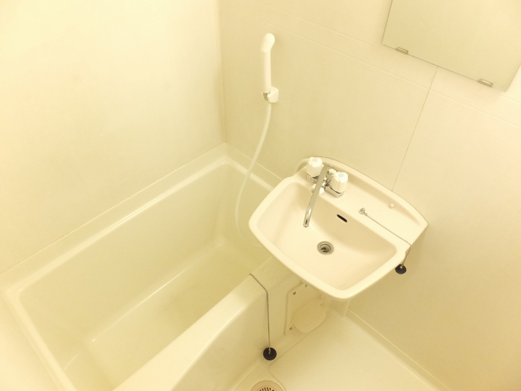 レオパレスリベェール 清潔感のある白を基調とした浴室です。