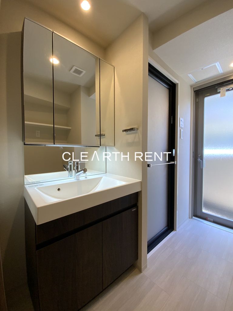 コンシェリア後楽園 ＨＩＬＬＴＯＰ ＳＱＵＡＲＥ キャビネット付き三面鏡の独立洗面台