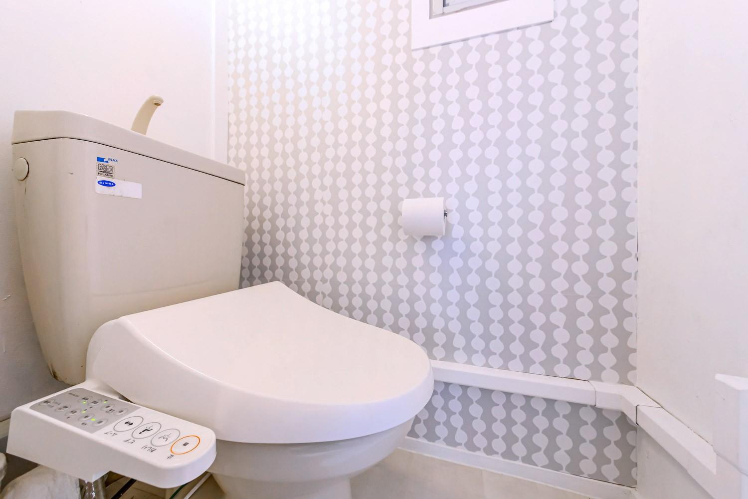 高津団地デザイナーズ物件 暖房付き便座。北欧風クロスがと照明にもこだわりました！