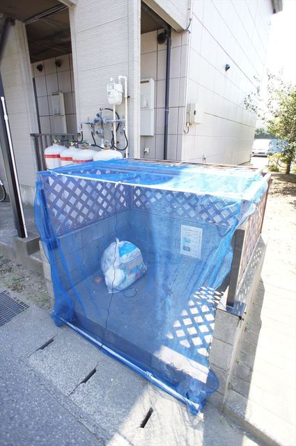 ベルドミールマスダＢ棟0202号室 入居者専用のゴミステーション。