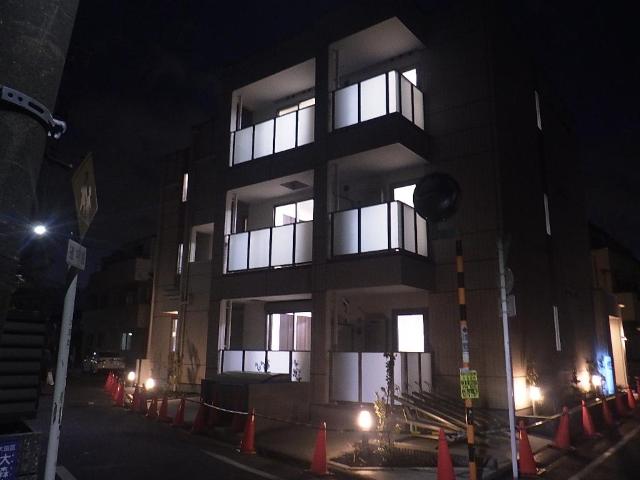 アプリコット 外観写真（夜）