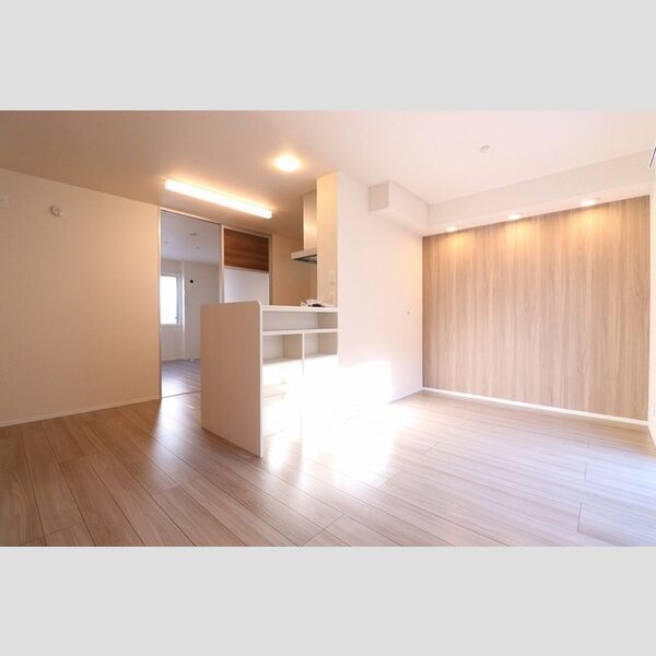 シャルマンドミール桜が岡　A LDK12.7帖から洋室5.6帖方向