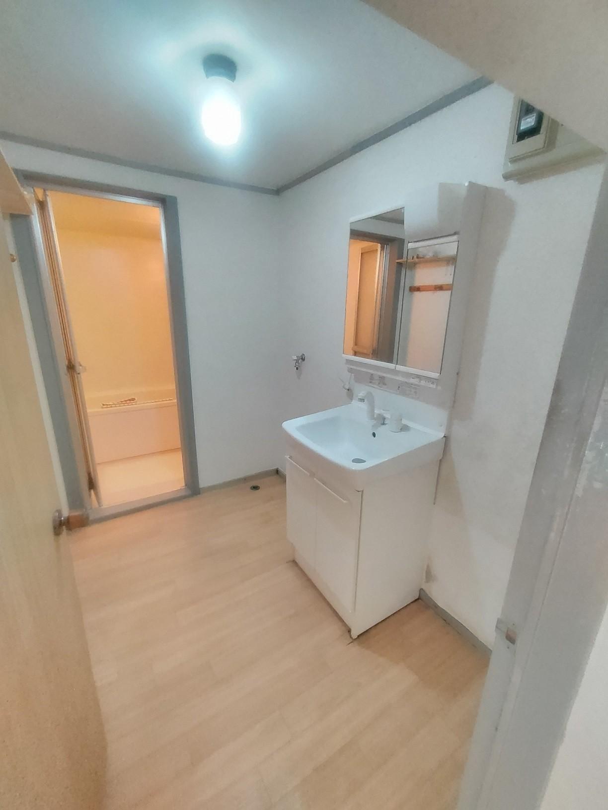 西谷戸建て賃貸 １F洗面台(リフォーム中)