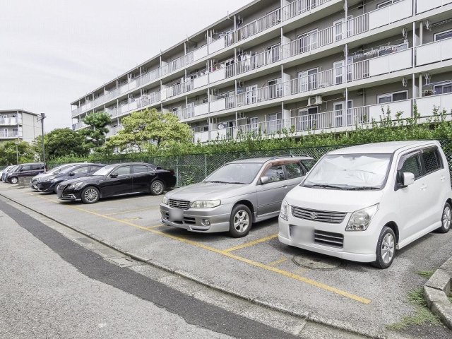 高津団地デザイナーズ物件 防犯カメラ付き平置き駐車場有です。6500円／月