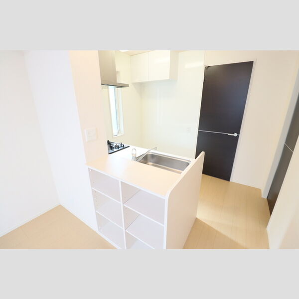 メゾン ド ミュゲ103号室 自然光が入る窓のあるキッチン