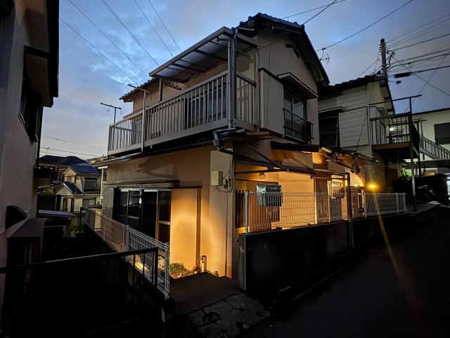 丘の上の、ソレイユと青い空。 夜間は自動ライトアップ！防犯上も安心