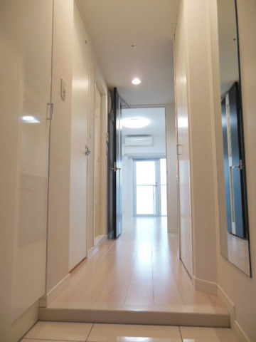 ガーラ・グランディ川崎 玄関入ると人感センサー付きライトが照らしてくれます☆