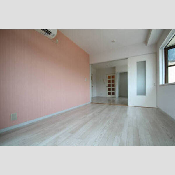 フラワーフィールドマンション201号室 出窓付きの6帖洋室♪