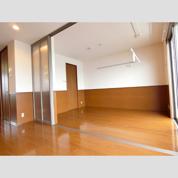 グランシャリオ　D ワイドに使えるLDKからの洋室