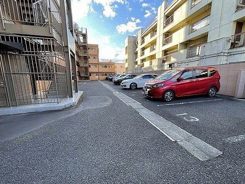 ライオンズマンション川口芝公園2階 駐車場　※2025年12月撮影時