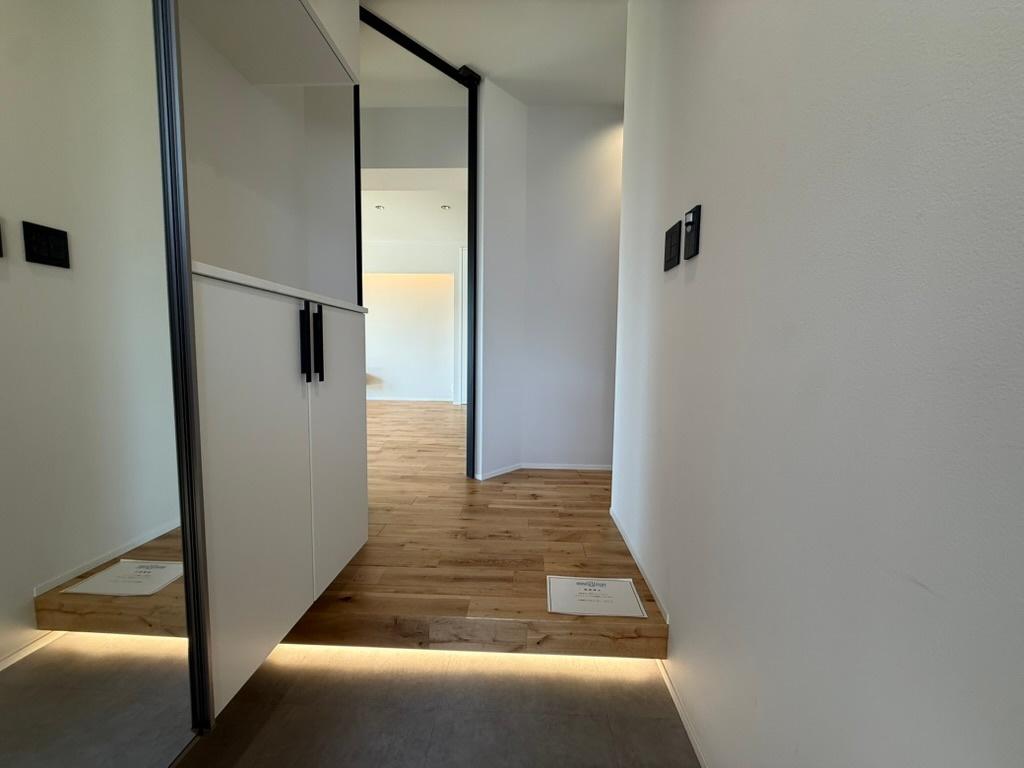 ユニハイム鎌倉 玄関も間接照明で高級感あり。シューズ収納もたっぷり