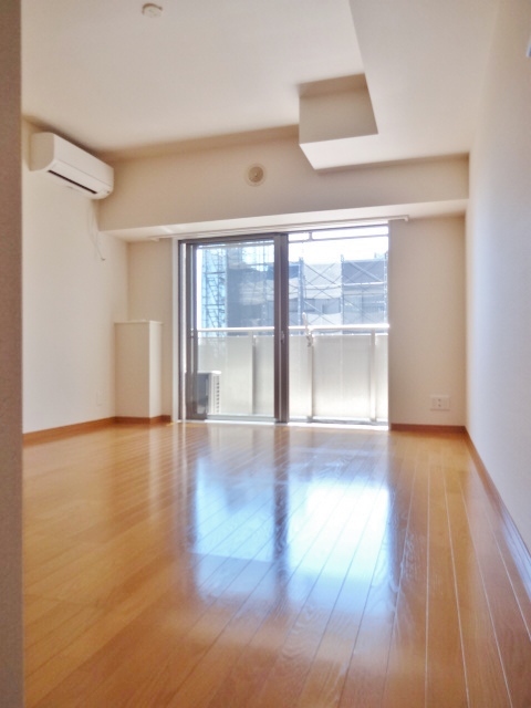 エルフレア三鷹0404号室 明るい９帖の洋室