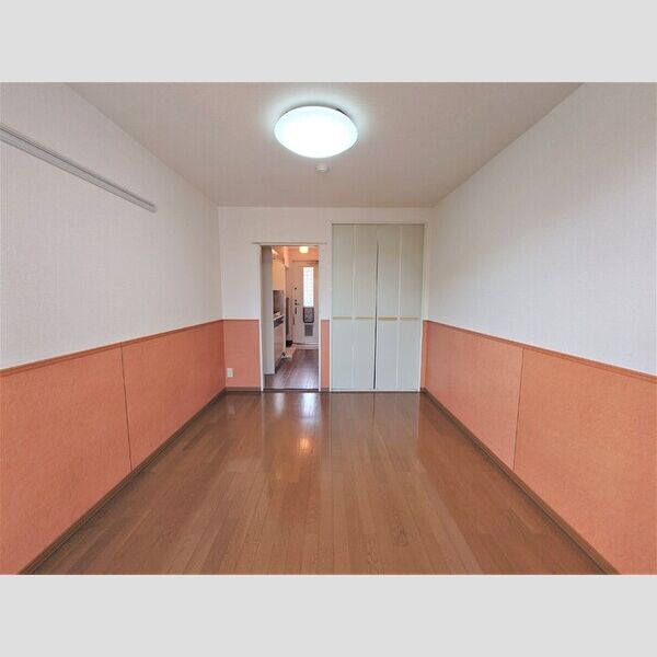 リバーマウンテンシティー205号室 洋室6帖(別角度)