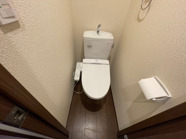 アーバンプレイス中野中央A201号室 コンパクトで使いやすいトイレです