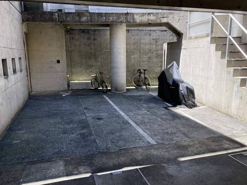 駒鳥アパートメント2階 駐車場