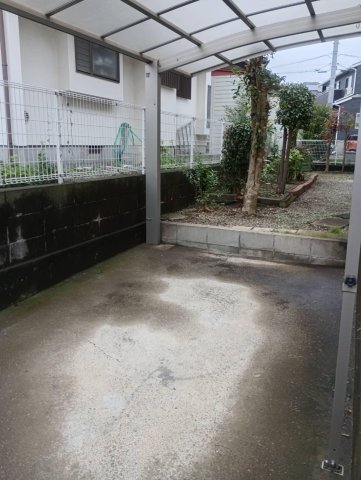 シェヌー椿峰 駐車場一つ目