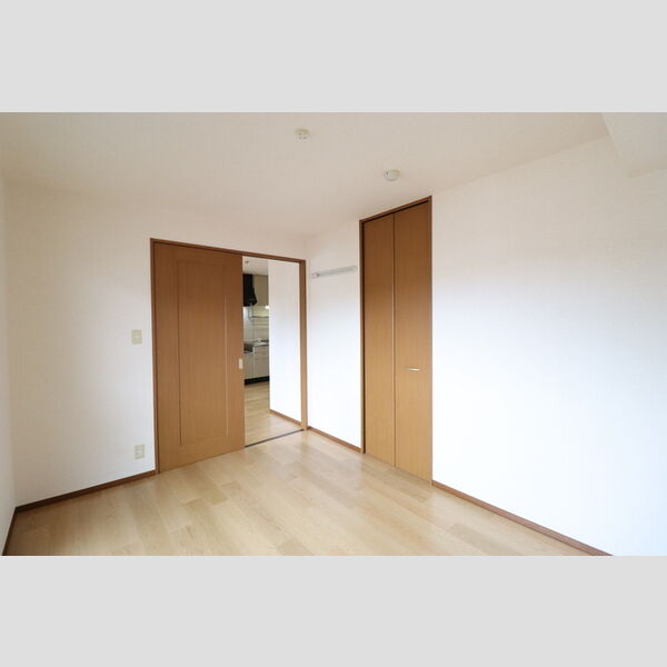 ロイヤルクレッセント西登戸203号室 洋室