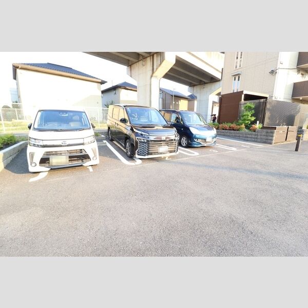 モアニおおたか202号室 駐車場