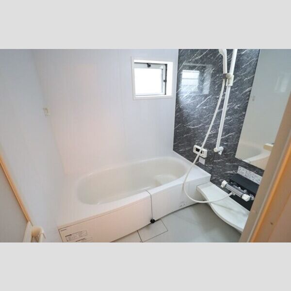 スマイルコート　5番館101号室 追い焚き機能付き一坪風呂(窓付き)