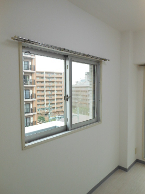 スカイコート横浜平沼8階 角部屋２面採光