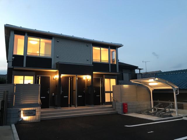 シェヌ　クロワール 外観写真（夜）