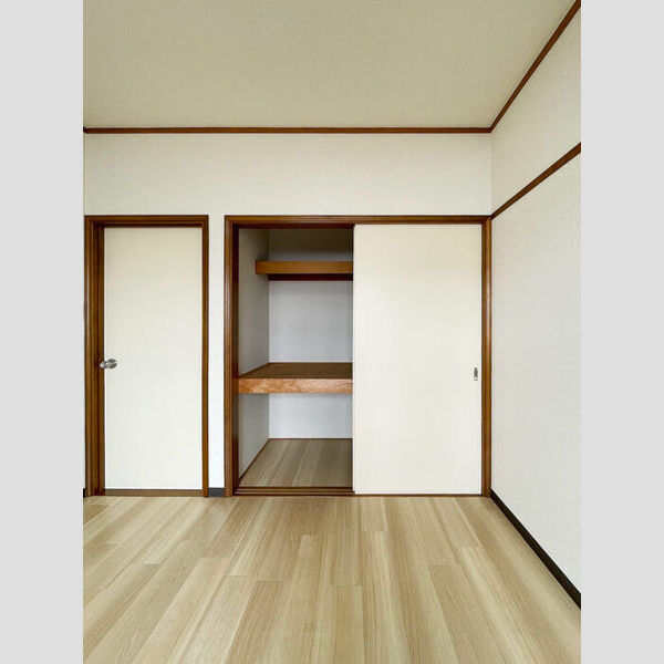 クリスタルパレス203号室 収納