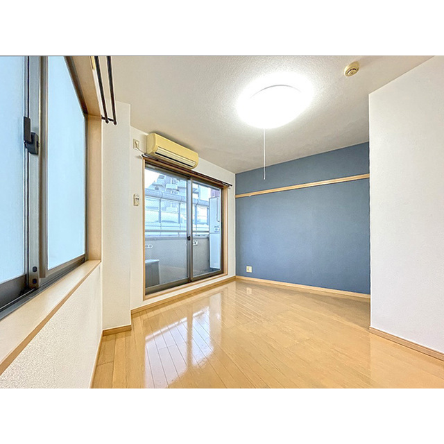 オリーブハウス アクセントクロスがお洒落なお部屋です