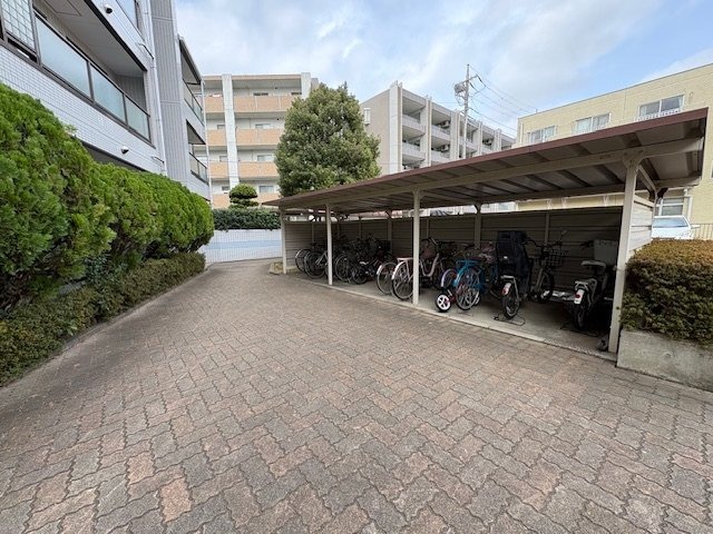 エステート市ヶ尾4階 駐輪場