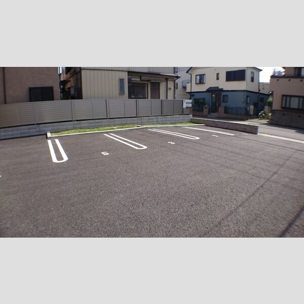 BE AMBITIOUS 駐車場