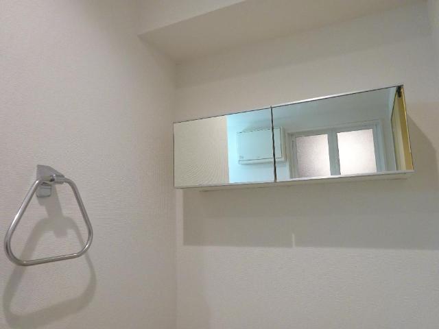 パークハイム江北101号室 トイレタオルハンガー・戸棚