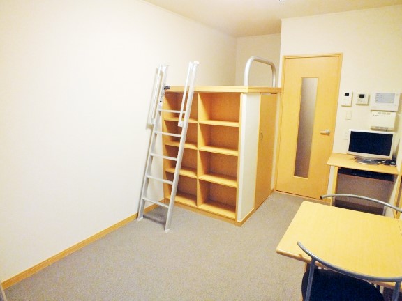 レオパレスエルムトゥプ302号室 ハイベッドあり、ベッド下収納スペースあり