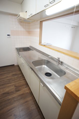 椎の実ハイツ0506号室 キッチンでお料理をお楽しみください