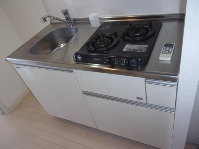 フェニックス川崎弐番館10階 システムキッチン（2口ガスコンロ）