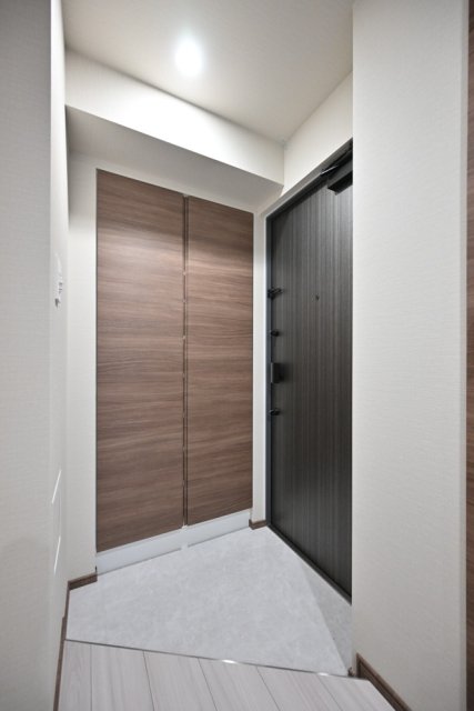 ＧＲＡＮＳＩＴＥ　ＮＡＫＡＭＥＧＵＲＯ4階 玄関