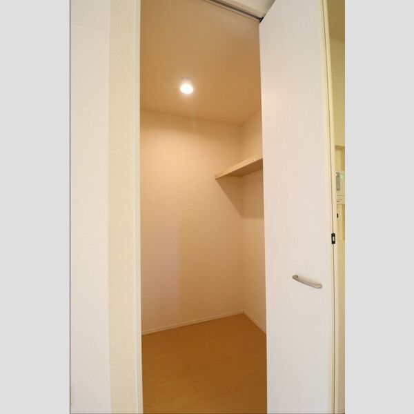 CASA de Kou103号室 キッチン横物入