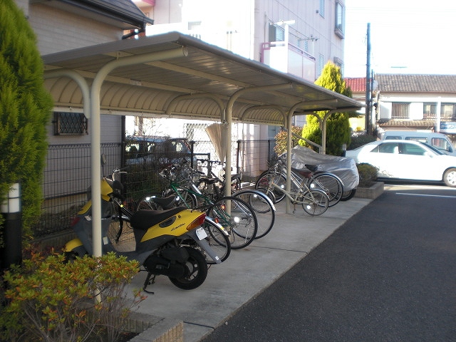 レオパレスアネックス210号室 屋根付き駐輪場