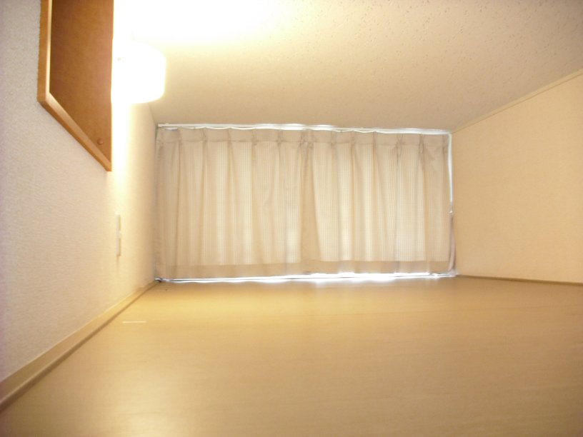 レオパレスセンタービレッジⅡ205号室 小窓付きの快適なロフト空間♪