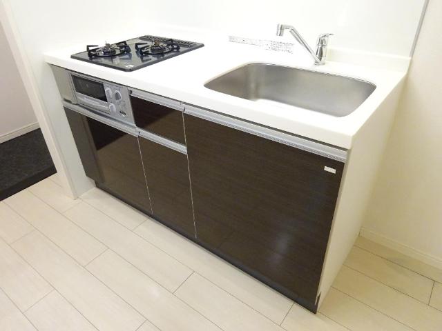 パークハイム江北101号室 システムキッチン（２口・グリル）