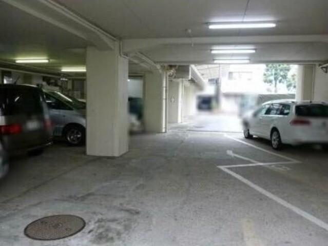 升本マンション7階 駐車場