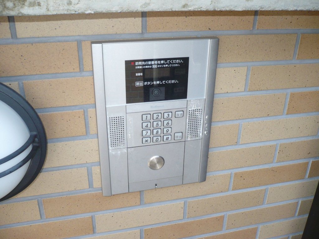 レオパレスプレミール305号室 物件入り口オートロックゲート付き