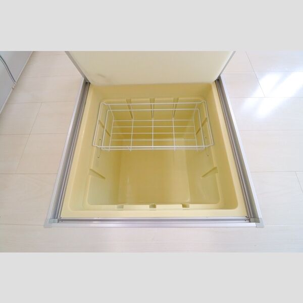 ウィステリア101号室 キッチン床下収納