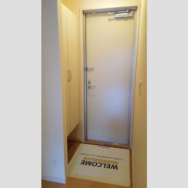 ロイヤルクレッセント西登戸参番館 玄関