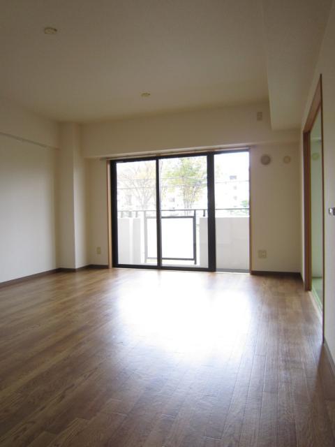 ヴィオレ湘南 １４．２５帖のＬＤＫです。